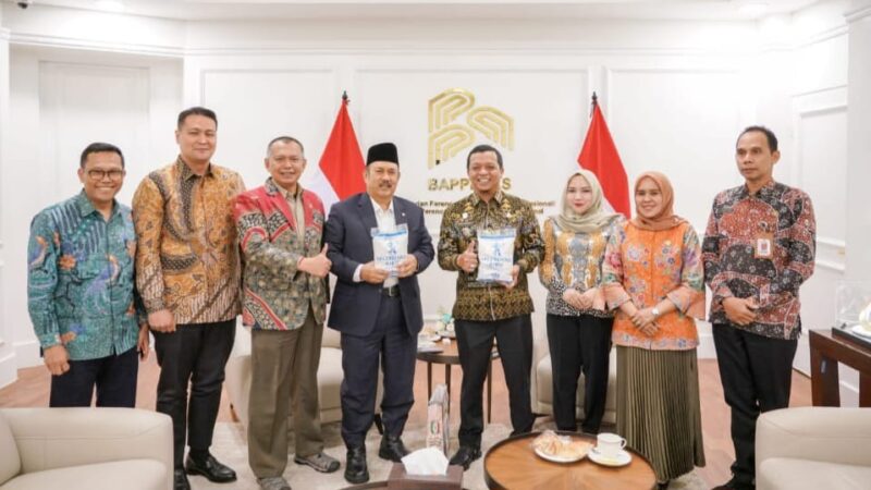 Bupati Pringsewu Riyanto Pamungkas saat menunjukan bahan olahan Mocaf bersama Menteri PPN/Bapenas Rachmat Pambudy di Jakarta, Rabu 6 Mei 2026 | Dok. Humas Pemkab Pringsewu.