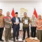Bupati Pringsewu Riyanto Pamungkas saat menunjukan bahan olahan Mocaf bersama Menteri PPN/Bapenas Rachmat Pambudy di Jakarta, Rabu 6 Mei 2026 | Dok. Humas Pemkab Pringsewu.