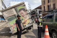 Polisi saat melakukan pengaturan di lokasi mobil box yang mengalami patah as tepatnya di depan Optik Fajar Agung, Pringsewu, Kamis 7 Mei 2026 | Dok. Humas Polres Pringsewu.