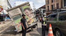 Polisi saat melakukan pengaturan di lokasi mobil box yang mengalami patah as tepatnya di depan Optik Fajar Agung, Pringsewu, Kamis 7 Mei 2026 | Dok. Humas Polres Pringsewu.