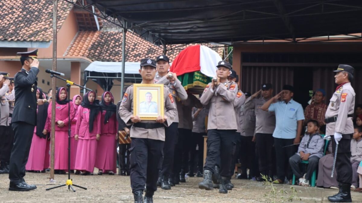 Pelepasan jenazah almarhum Aipda Triyoto menuju pemakaman di TPU Pekon Sinar Baru, Sukoharjo, Pringsewu, Kamis 7 Mei 2026 | Dok. Humas Polres Pringsewu.
