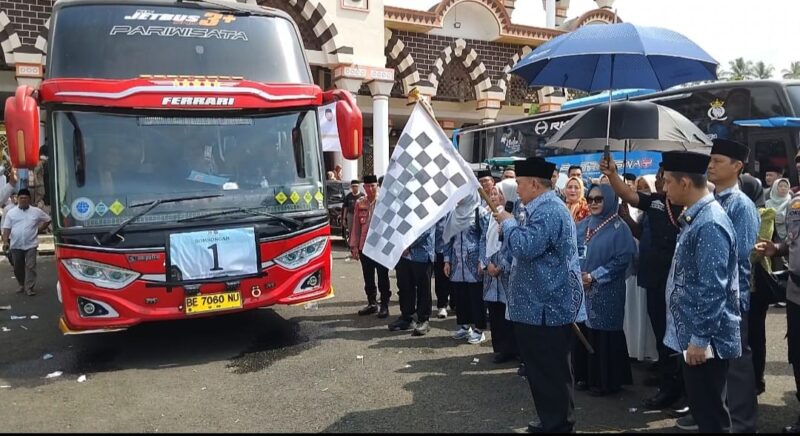 Bupati Tanggamus H. Moh. Saleh Asnawi saat melepas ratusan jamaah haji di Islamic Center Kota Agung, Kamis 7 Mei 2026 | Herdi/Media Prioritastv.com.