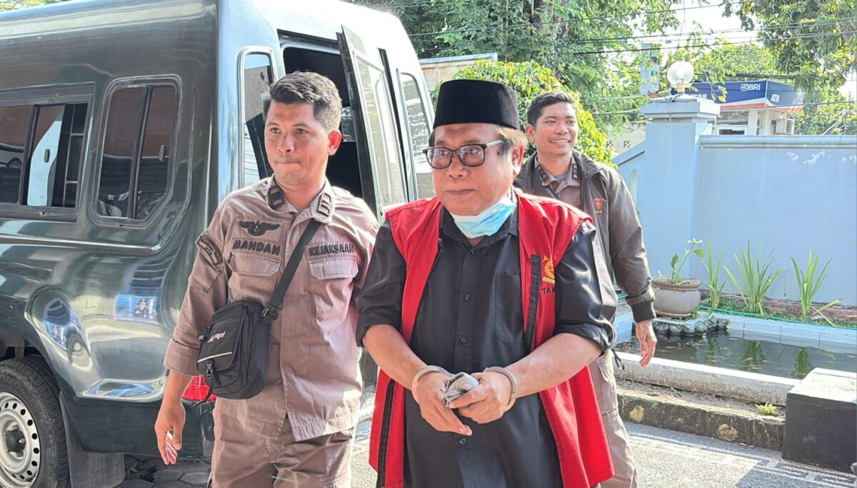 Moh. Suhaili Fadhil Thohir, Mantan Bupati Lombok Tengah 2 Periode saat digelandang ke rumah tahanan Praya, NTB, Kamis 7 Mei 2026 | Dok. Kejari Lombok Tengah.