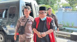 Moh. Suhaili Fadhil Thohir, Mantan Bupati Lombok Tengah 2 Periode saat digelandang ke rumah tahanan Praya, NTB, Kamis 7 Mei 2026 | Dok. Kejari Lombok Tengah.