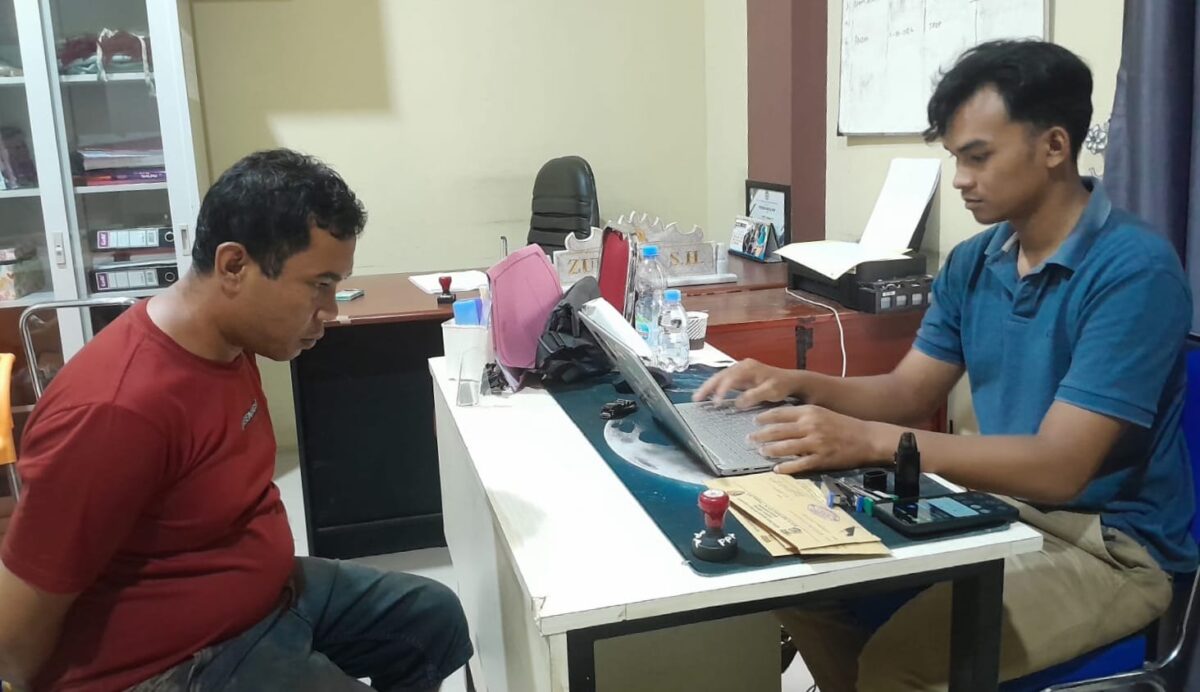Pelaku penganiayaan istri di Pringsewu saat menjalani pemeriksaan usai ditangkap di rumah kosong area pesawahan Gading Rejo, Kamis 7 April 2026 | Dok. Humas Polres Pringsewu.