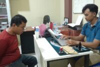 Pelaku penganiayaan istri di Pringsewu saat menjalani pemeriksaan usai ditangkap di rumah kosong area pesawahan Gading Rejo, Kamis 7 April 2026 | Dok. Humas Polres Pringsewu.