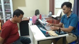 Pelaku penganiayaan istri di Pringsewu saat menjalani pemeriksaan usai ditangkap di rumah kosong area pesawahan Gading Rejo, Kamis 7 April 2026 | Dok. Humas Polres Pringsewu.