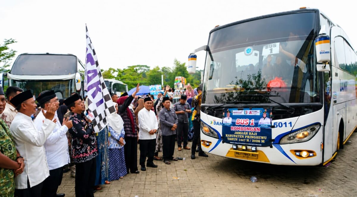 Bupati Pringsewu Riyanto Pamungkas saat melepas jamaah haji di Islamic Center setempat, Jumat 8 Mei 2026 | Samuel/Media Prioritastv.com.