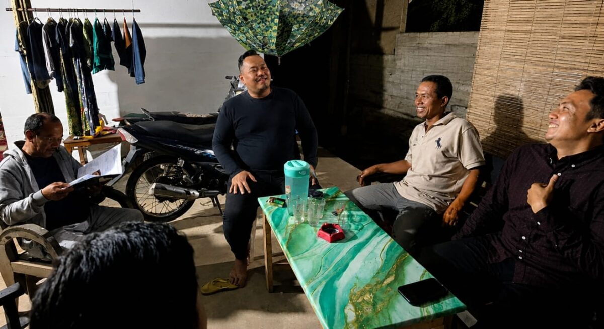 Kepala Seksi Intelijen dan Penindakan Imigrasi Bandar Lampung saat mendatangi kediaman mertua WNA asal Singapura di Pulau Panggung, Tangamus, Selasa 28 April 2026, lalu | Dok. Kanim Bandar Lampung.