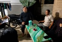 Kepala Seksi Intelijen dan Penindakan Imigrasi Bandar Lampung saat mendatangi kediaman mertua WNA asal Singapura di Pulau Panggung, Tangamus, Selasa 28 April 2026, lalu | Dok. Kanim Bandar Lampung.
