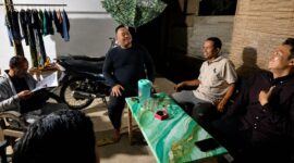 Kepala Seksi Intelijen dan Penindakan Imigrasi Bandar Lampung saat mendatangi kediaman mertua WNA asal Singapura di Pulau Panggung, Tangamus, Selasa 28 April 2026, lalu | Dok. Kanim Bandar Lampung.