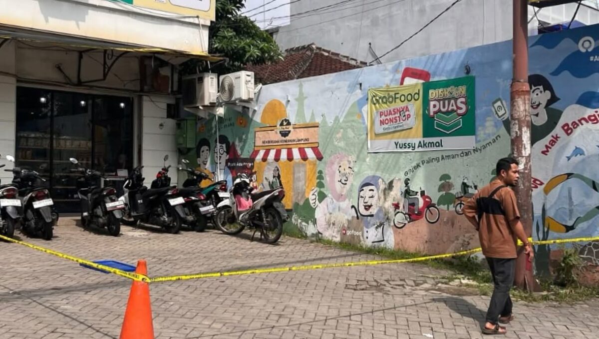 Area Toko Yuzi Akmal di Jalan ZA Pagar Alam, Kelurahan Labuhan Ratu, Kecamatan Labuhan Ratu, Bandar Lampung, Sabtu (9/5/2026) pagi yang telah diberi garis polisi |