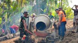 Satgas TMMD 28 Kodim 0424 Tanggamus bersama warga saat melakukan pengecoran jalan penghubung 3 pekon di Kota Agung Barat, Tanggamus, Sabtu 9 Mei 2026 | Herdi/Media Prioritastv.com.