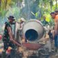 Satgas TMMD 28 Kodim 0424 Tanggamus bersama warga saat melakukan pengecoran jalan penghubung 3 pekon di Kota Agung Barat, Tanggamus, Sabtu 9 Mei 2026 | Herdi/Media Prioritastv.com.