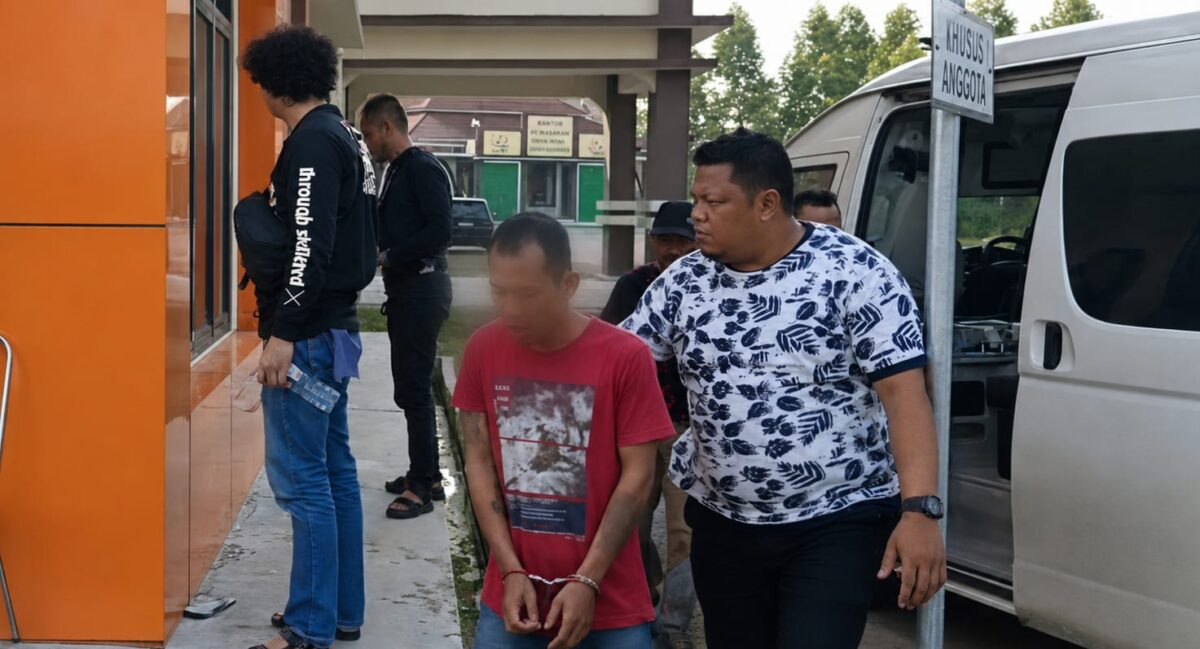 Tersangka saat tiba di Polres Pringsewu dan hendak dimasukan ke sel tahanan, Jumat 8 Mei 2026 | Dok. Humas Polres Pringsewu.