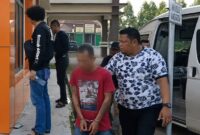 Tersangka saat tiba di Polres Pringsewu dan hendak dimasukan ke sel tahanan, Jumat 8 Mei 2026 | Dok. Humas Polres Pringsewu.