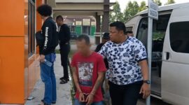 Tersangka saat tiba di Polres Pringsewu dan hendak dimasukan ke sel tahanan, Jumat 8 Mei 2026 | Dok. Humas Polres Pringsewu.