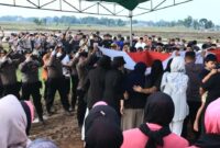 Suasana haru menyelimuti prosesi pemakaman jenazah Bripka (Anumerta) Arya Supena, anggota Dit Intelkam Polda Lampung di Kota Metro, Sabtu (9/5/2026).