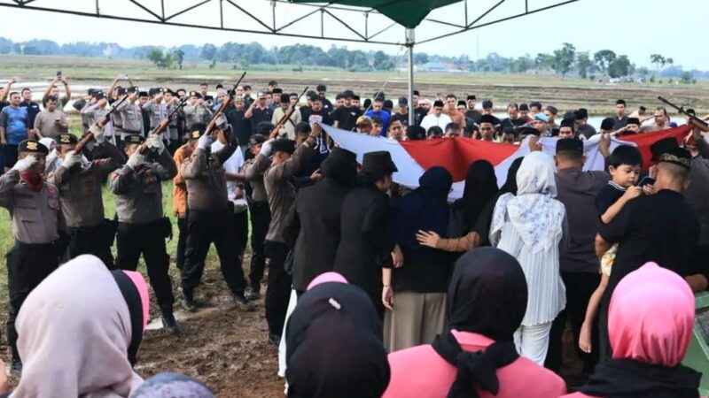 Suasana haru menyelimuti prosesi pemakaman jenazah Bripka (Anumerta) Arya Supena, anggota Dit Intelkam Polda Lampung di Kota Metro, Sabtu (9/5/2026).
