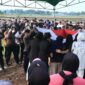Suasana haru menyelimuti prosesi pemakaman jenazah Bripka (Anumerta) Arya Supena, anggota Dit Intelkam Polda Lampung di Kota Metro, Sabtu (9/5/2026).