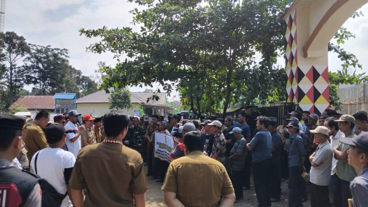 Kordinator aksi Asfin Tarmizi saat orasi menyampaikan tuntutan masyarakat adat Negara Batin di depan Kantor Camat Kotaagung Barat Tanggamus, Senin 11 Mei 2026 | Herdi/Media Prioritastv.com.