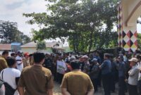 Kordinator aksi Asfin Tarmizi saat orasi menyampaikan tuntutan masyarakat adat Negara Batin di depan Kantor Camat Kotaagung Barat Tanggamus, Senin 11 Mei 2026 | Herdi/Media Prioritastv.com.