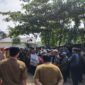 Kordinator aksi Asfin Tarmizi saat orasi menyampaikan tuntutan masyarakat adat Negara Batin di depan Kantor Camat Kotaagung Barat Tanggamus, Senin 11 Mei 2026 | Herdi/Media Prioritastv.com.