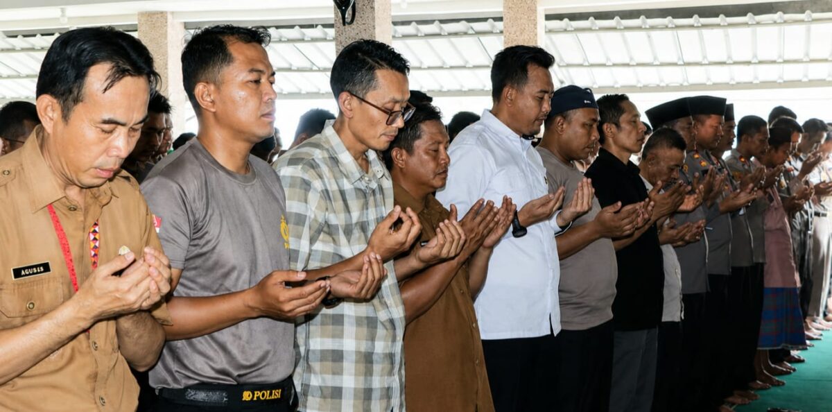 Jamaah shalat ghaib di Polres Tanggamus saat memanjatkan doa yang dipimpin Ustad Agus Suparno di Masjid Hidayatullah Mapolres setempat, Senin 11 Mei 2026 | Dok. Humas Polres Tanggamus.
