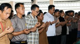 Jamaah shalat ghaib di Polres Tanggamus saat memanjatkan doa yang dipimpin Ustad Agus Suparno di Masjid Hidayatullah Mapolres setempat, Senin 11 Mei 2026 | Dok. Humas Polres Tanggamus.
