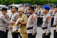 Bupati Pringsewu Riyanto Pamungkas saat menerima penghargaan Kapolda Lampung Irjen Pol Helfi Assegaf di lapangan Mapolda setempat, Senin 11 Mei 2026 | Dok. Humas Pemkab Pringsewu.