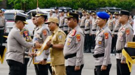 Bupati Pringsewu Riyanto Pamungkas saat menerima penghargaan Kapolda Lampung Irjen Pol Helfi Assegaf di lapangan Mapolda setempat, Senin 11 Mei 2026 | Dok. Humas Pemkab Pringsewu.