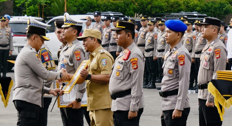 Bupati Pringsewu Riyanto Pamungkas saat menerima penghargaan Kapolda Lampung Irjen Pol Helfi Assegaf di lapangan Mapolda setempat, Senin 11 Mei 2026 | Dok. Humas Pemkab Pringsewu.