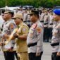 Bupati Pringsewu Riyanto Pamungkas saat menerima penghargaan Kapolda Lampung Irjen Pol Helfi Assegaf di lapangan Mapolda setempat, Senin 11 Mei 2026 | Dok. Humas Pemkab Pringsewu.