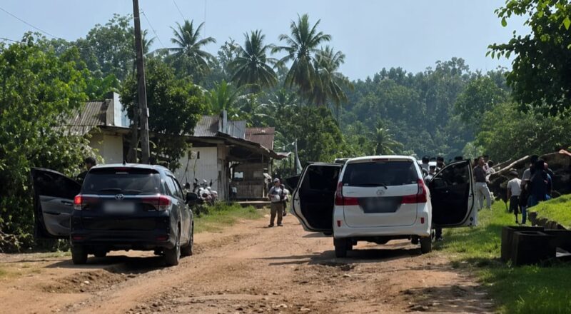 Sejumlah polisi yang dikabarkan berhasil menangkap diduga pelaku penembakan Bripka Anumerta Arya Supena di wilayah Gunung Mekar, Kecamatan Jabung, Kabupaten Lampung Timur, Senin 11 Mei 2026, sore | dok. Tangkapan Layar Video.