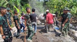 Suasana pengecoran jalan penghubung tiga pekon di Kecamatan Kota Agung Barat yang sedang dilakukan personil TNI Satgas TMMD ke 128 Kodim 0424 Tanggamus, Selasa 12 Mei 2026 | Herdi/Media Prioritastv.com.