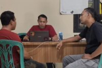 Tersangka BI (kiri) saat diinterogasi personel Polsek Gading Rejo usai ditangkap pada Kamis 7 Mei 2026 | ist/Media Prioritastv.com.
