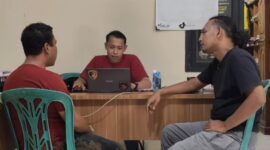 Tersangka BI (kiri) saat diinterogasi personel Polsek Gading Rejo usai ditangkap pada Kamis 7 Mei 2026 | ist/Media Prioritastv.com.