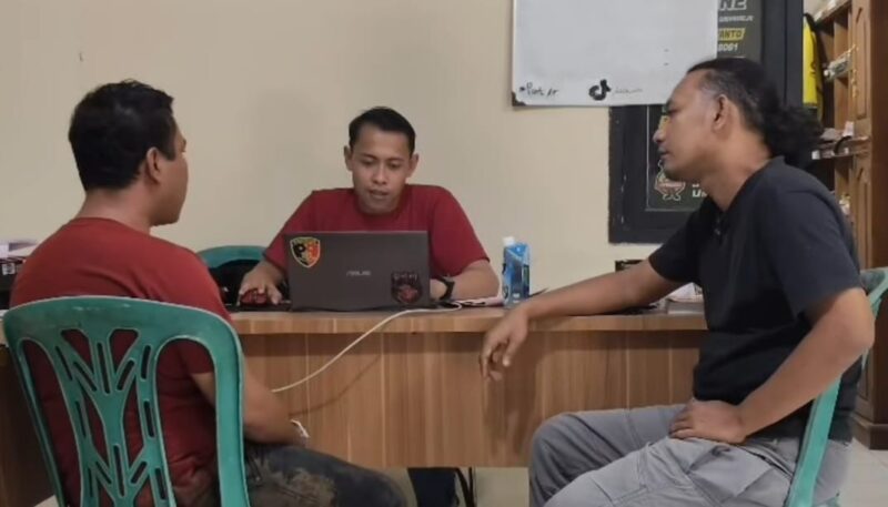 Tersangka BI (kiri) saat diinterogasi personel Polsek Gading Rejo usai ditangkap pada Kamis 7 Mei 2026 | ist/Media Prioritastv.com.