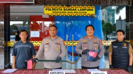 Kapolresta Bandar Lampung Kombes Pol Alret dan Kapolsek Bumi Waras AKP M. Hasbi saat menunjukan barang bukti senjata tajam dalam konferensi pers di Mapolresta Bandar Lampung, Selasa 12 Mei 2026 |