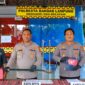 Kapolresta Bandar Lampung Kombes Pol Alret dan Kapolsek Bumi Waras AKP M. Hasbi saat menunjukan barang bukti senjata tajam dalam konferensi pers di Mapolresta Bandar Lampung, Selasa 12 Mei 2026 |