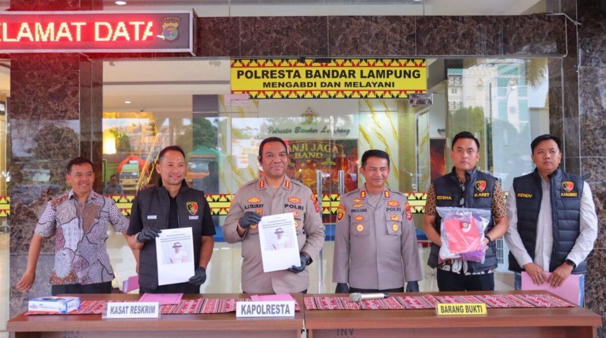 Kapolresta Bandar Lampung Kombes Alfret Jacob Tilukay saat menyampaikan konferensi pers pengungkapan kasus kekerasan seksual terhadap anak tiri, Kamis 14 Mei 2026 | Jumadi/Media Prioritastv.com.