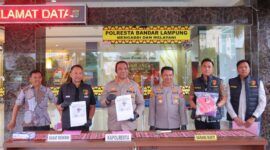Kapolresta Bandar Lampung Kombes Alfret Jacob Tilukay saat menyampaikan konferensi pers pengungkapan kasus kekerasan seksual terhadap anak tiri, Kamis 14 Mei 2026 | Jumadi/Media Prioritastv.com.
