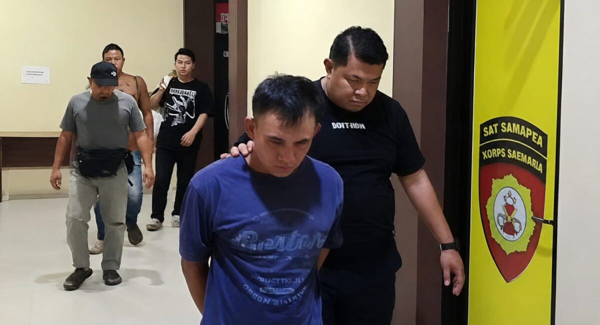 Tersangka RA saat digelandang ke sel tahanan usai ditangkap, Kamis 14 Mei 2026 | Dok. Humas Polres Pringsewu.