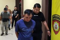 Tersangka RA saat digelandang ke sel tahanan usai ditangkap, Kamis 14 Mei 2026 | Dok. Humas Polres Pringsewu.