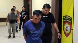 Tersangka RA saat digelandang ke sel tahanan usai ditangkap, Kamis 14 Mei 2026 | Dok. Humas Polres Pringsewu.