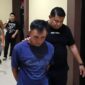 Tersangka RA saat digelandang ke sel tahanan usai ditangkap, Kamis 14 Mei 2026 | Dok. Humas Polres Pringsewu.