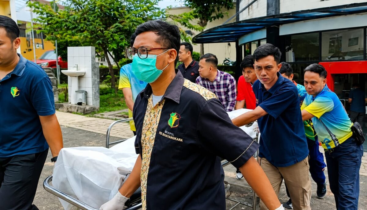 Jenazah tersangka Bahroni (23) saat dievakuasi ke RS Bhayangkara Polda Lampung, Jumat 15 Mei 2026 | ist/Media Prioritastv.com.