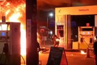 Kobaran api saat kebakaran motor suzuki thuder di SPBU Pagadungan, Kecamatan Tempuran, Karawang, Jawa Barat, Kamis 14 Mei 2026, malam | ist/Media Prioritastv.com.
