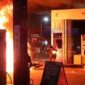 Kobaran api saat kebakaran motor suzuki thuder di SPBU Pagadungan, Kecamatan Tempuran, Karawang, Jawa Barat, Kamis 14 Mei 2026, malam | ist/Media Prioritastv.com.
