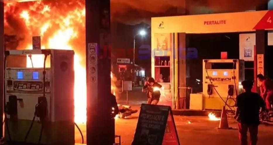 Kobaran api saat kebakaran motor suzuki thuder di SPBU Pagadungan, Kecamatan Tempuran, Karawang, Jawa Barat, Kamis 14 Mei 2026, malam | ist/Media Prioritastv.com.